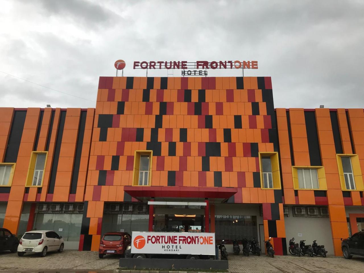 Fortune Front One Hotel Kendari Buitenkant foto