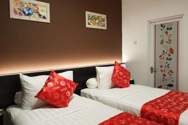 Fortune Front One Hotel Kendari Buitenkant foto