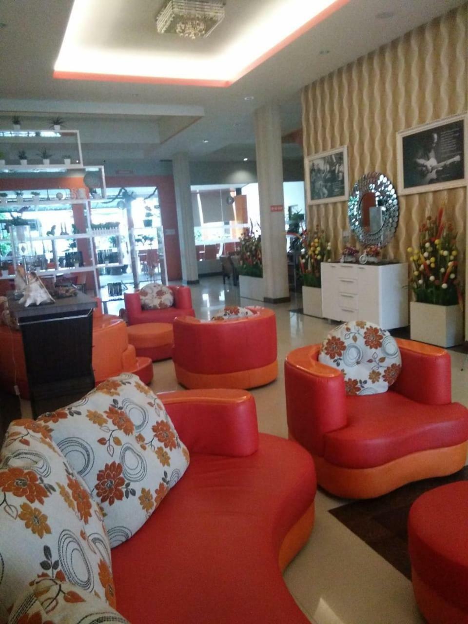 Fortune Front One Hotel Kendari Buitenkant foto