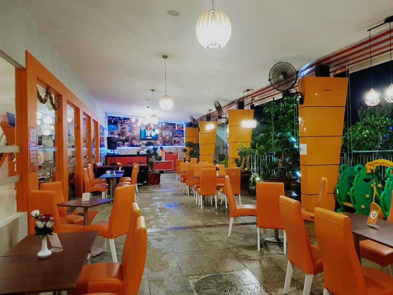 Fortune Front One Hotel Kendari Buitenkant foto