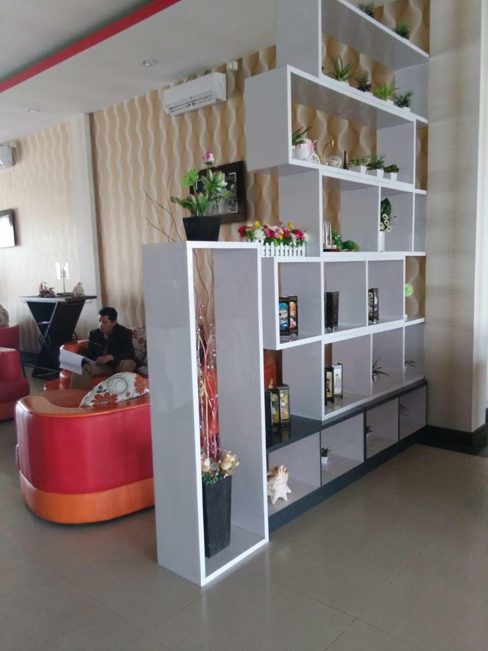 Fortune Front One Hotel Kendari Buitenkant foto