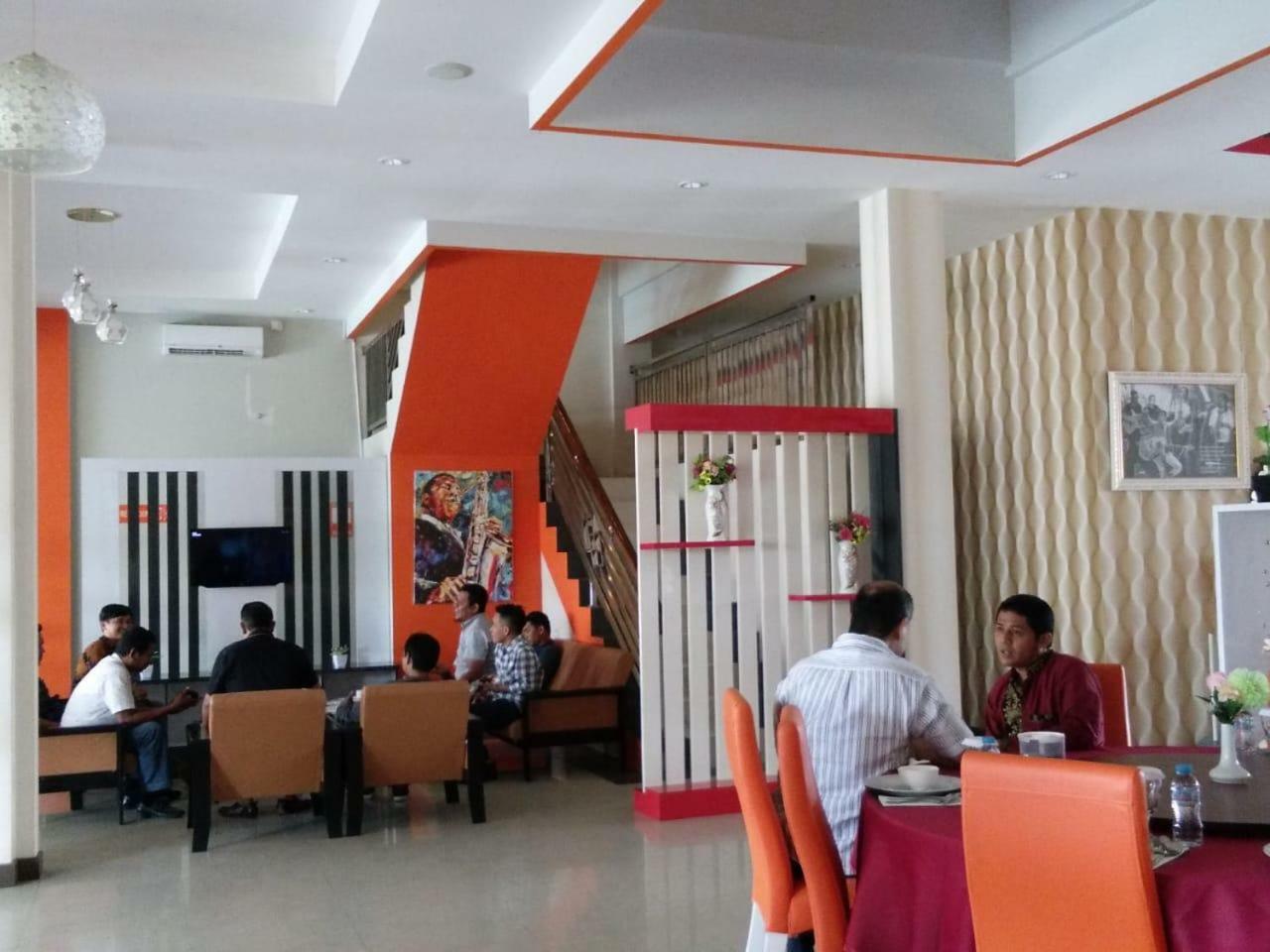 Fortune Front One Hotel Kendari Buitenkant foto