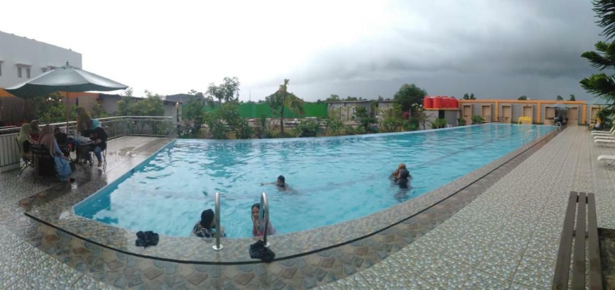 Fortune Front One Hotel Kendari Buitenkant foto