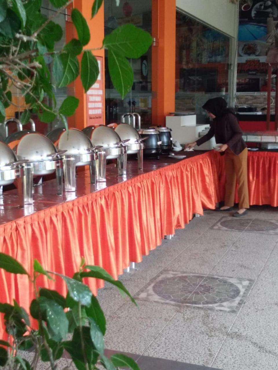Fortune Front One Hotel Kendari Buitenkant foto
