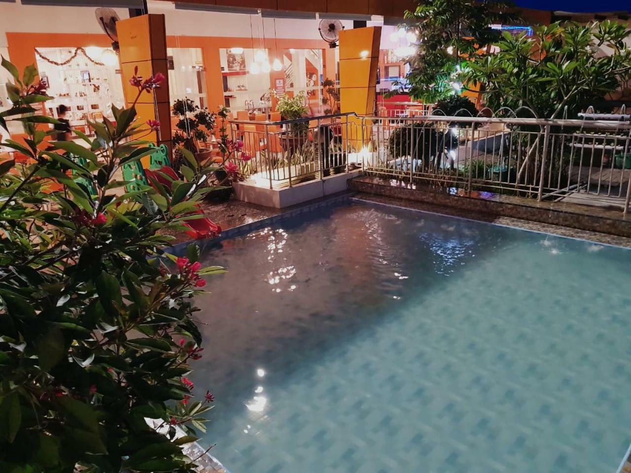 Fortune Front One Hotel Kendari Buitenkant foto
