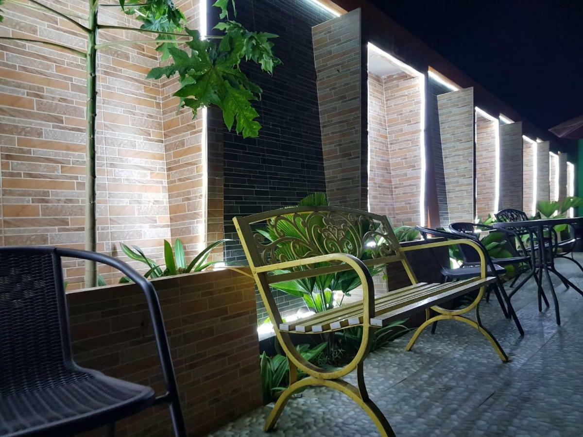 Fortune Front One Hotel Kendari Buitenkant foto