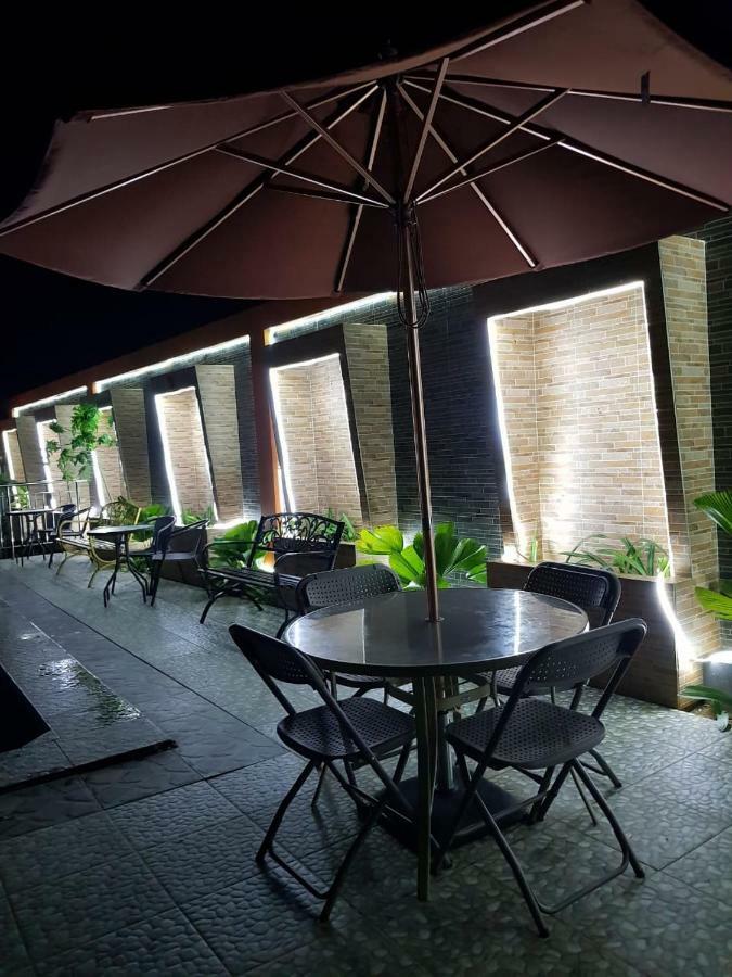 Fortune Front One Hotel Kendari Buitenkant foto