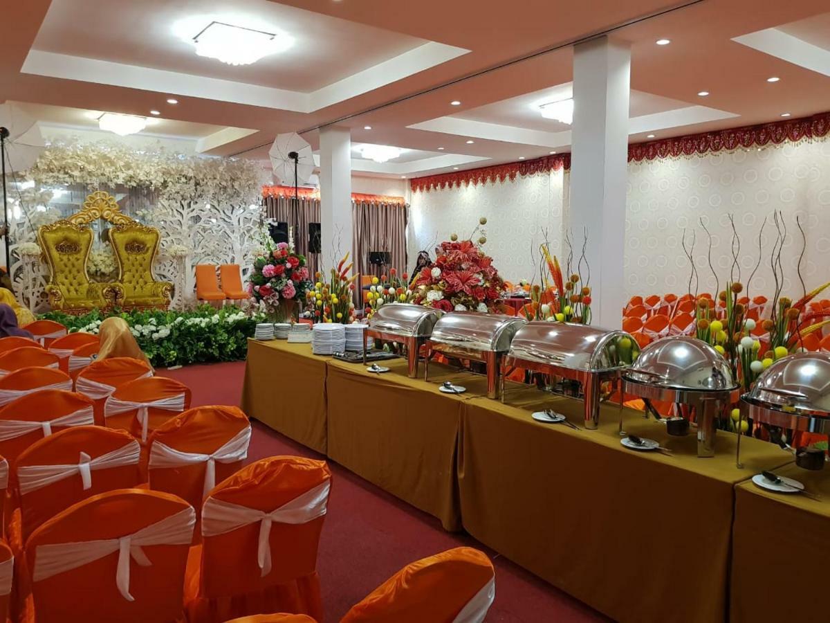 Fortune Front One Hotel Kendari Buitenkant foto