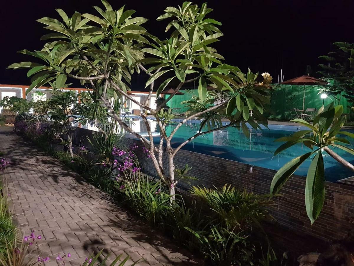 Fortune Front One Hotel Kendari Buitenkant foto
