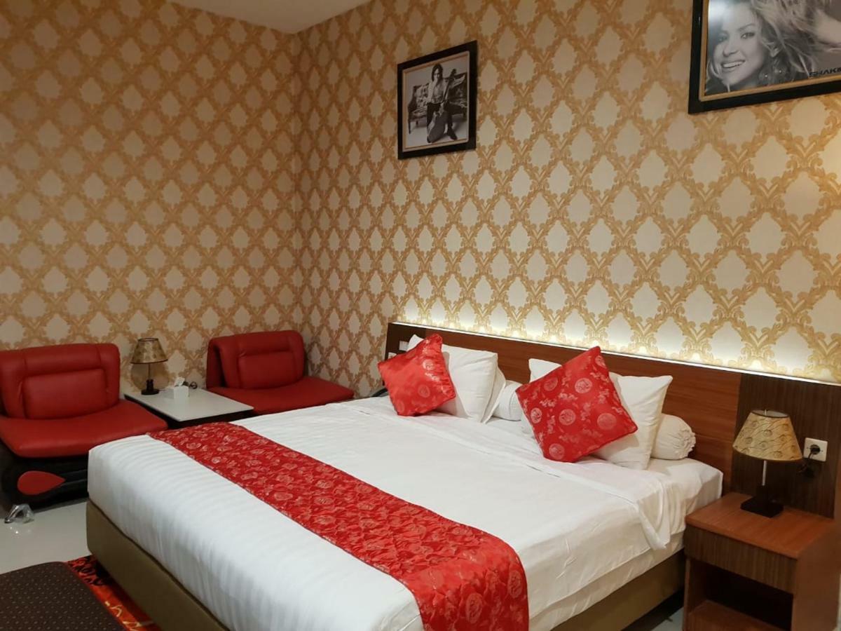 Fortune Front One Hotel Kendari Buitenkant foto
