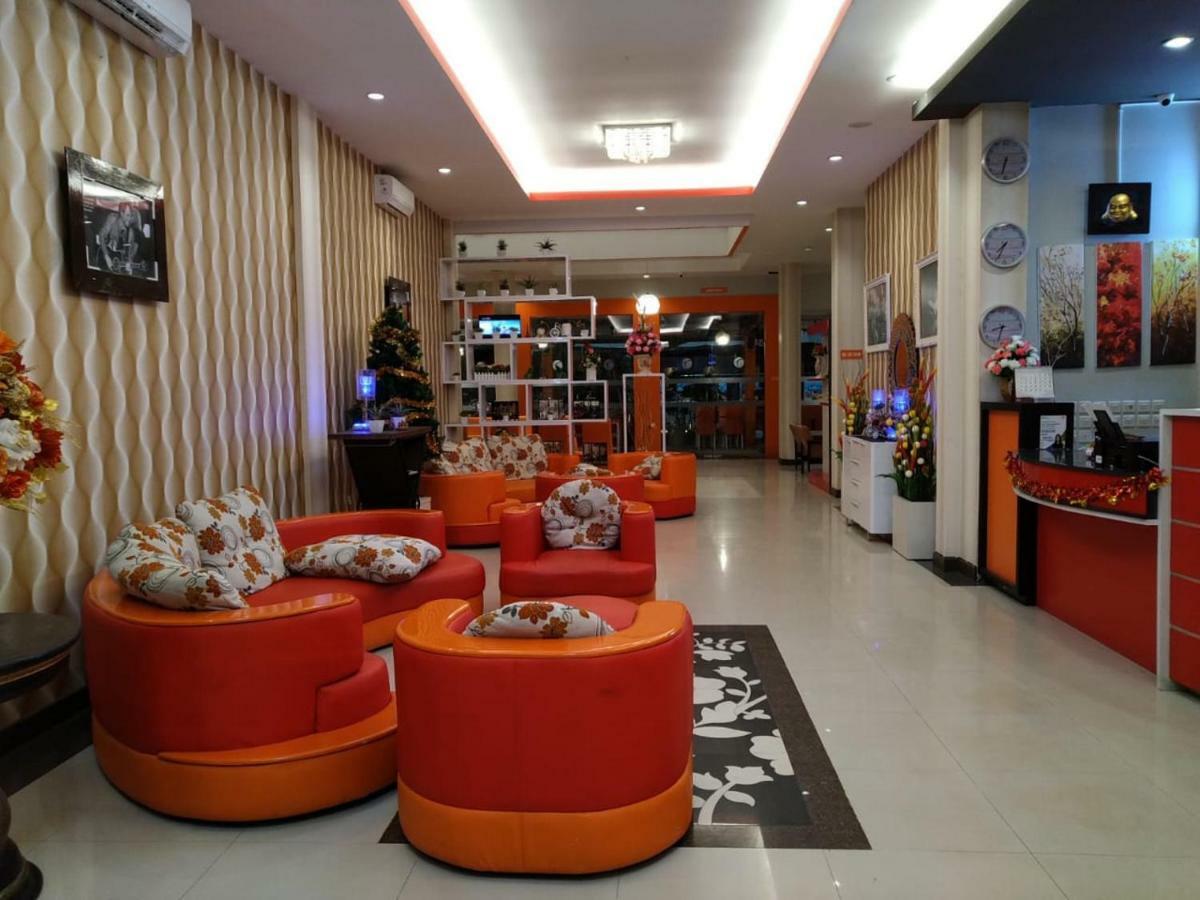 Fortune Front One Hotel Kendari Buitenkant foto