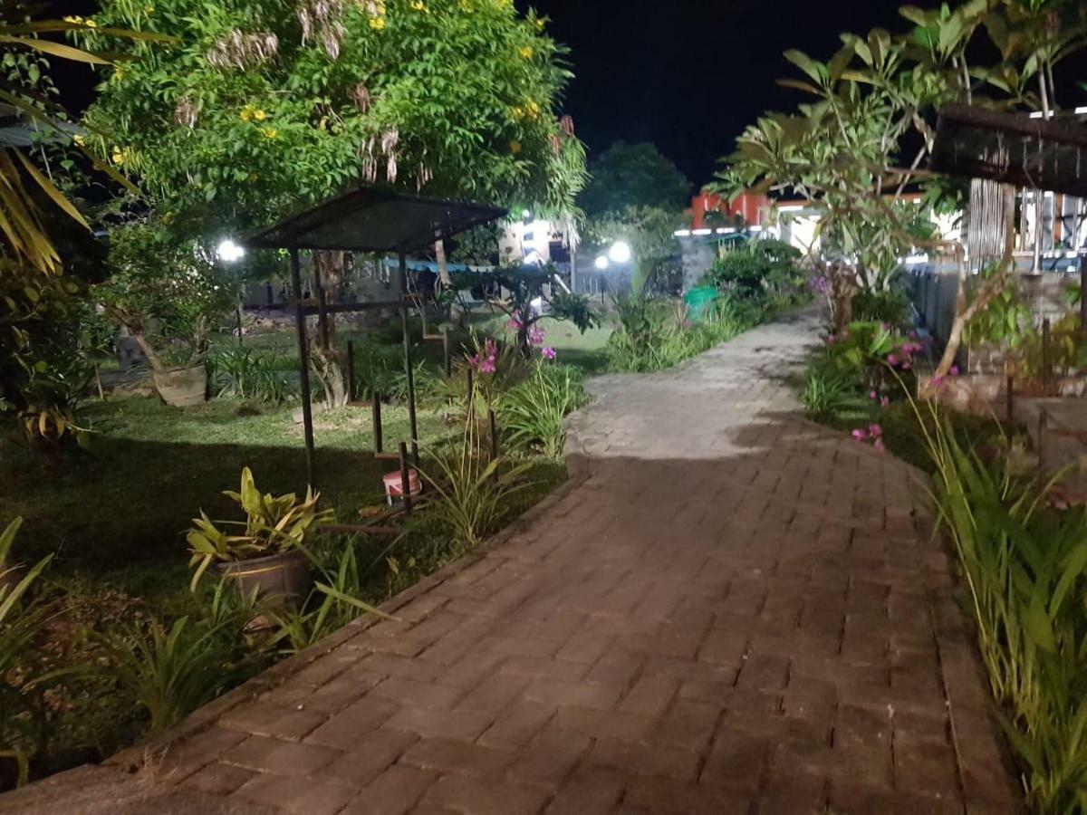 Fortune Front One Hotel Kendari Buitenkant foto