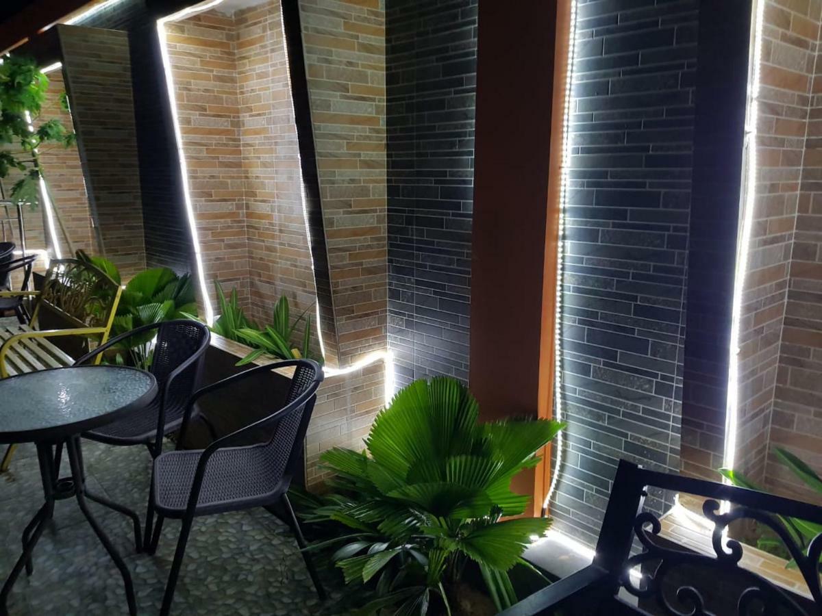 Fortune Front One Hotel Kendari Buitenkant foto