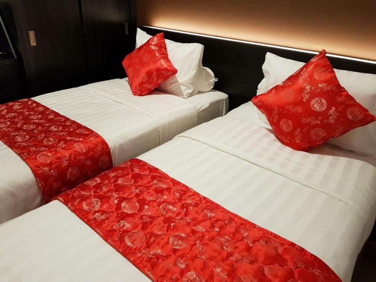 Fortune Front One Hotel Kendari Buitenkant foto