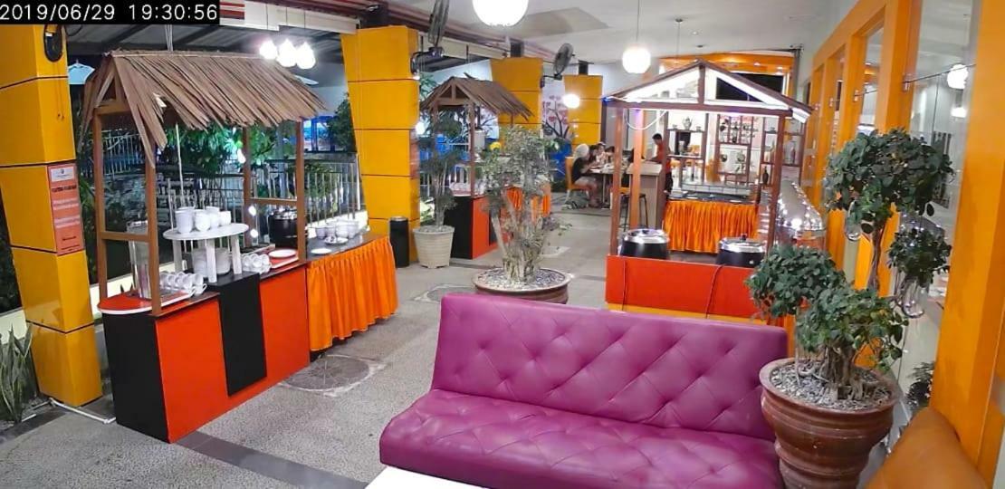 Fortune Front One Hotel Kendari Buitenkant foto