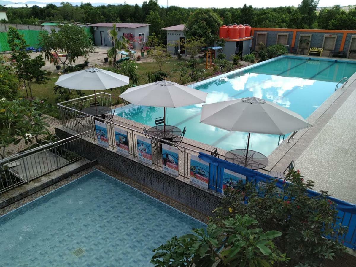 Fortune Front One Hotel Kendari Buitenkant foto