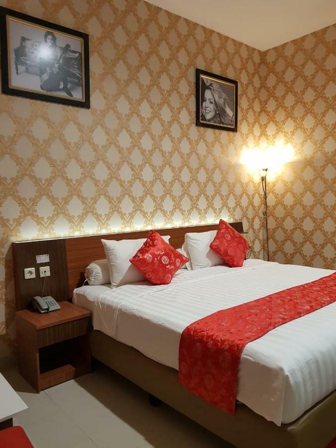 Fortune Front One Hotel Kendari Buitenkant foto