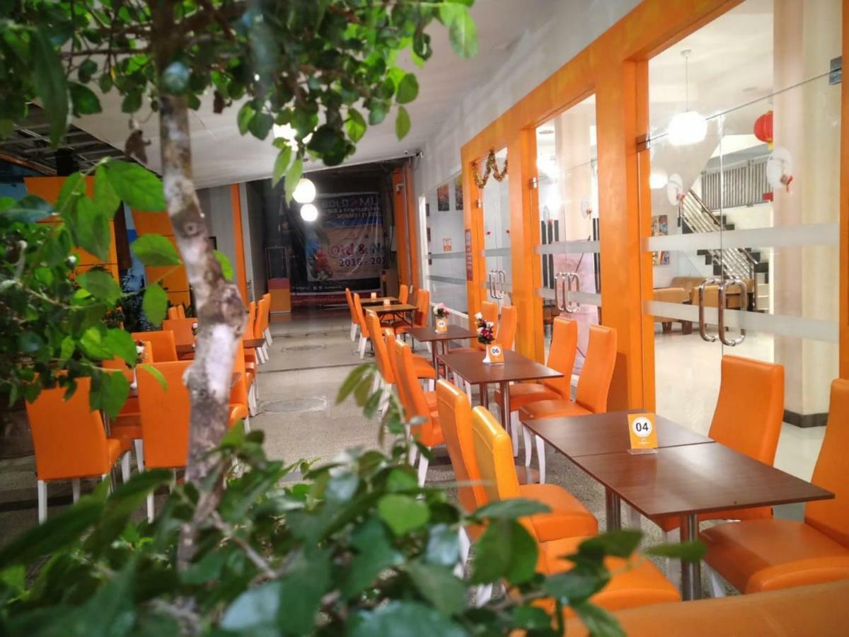Fortune Front One Hotel Kendari Buitenkant foto