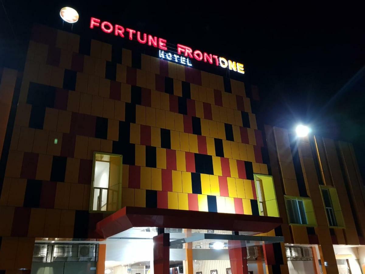 Fortune Front One Hotel Kendari Buitenkant foto