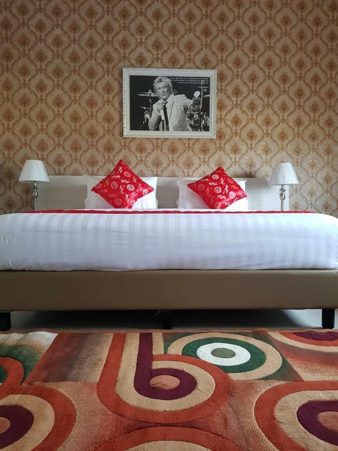 Fortune Front One Hotel Kendari Buitenkant foto
