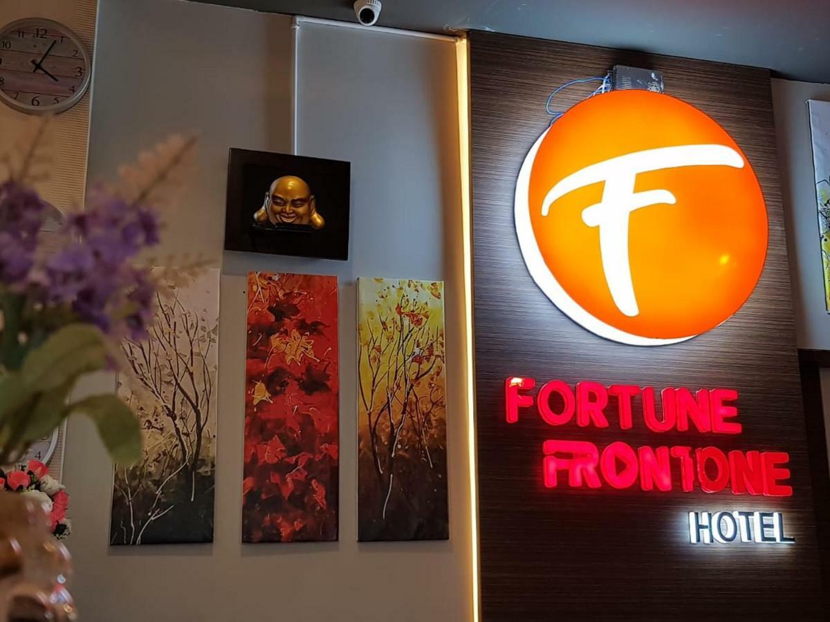 Fortune Front One Hotel Kendari Buitenkant foto
