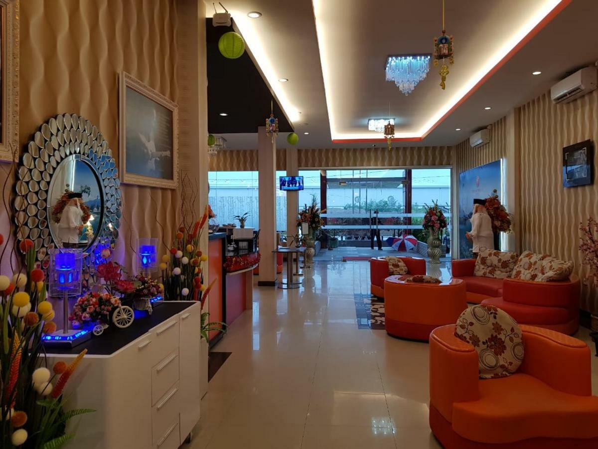 Fortune Front One Hotel Kendari Buitenkant foto
