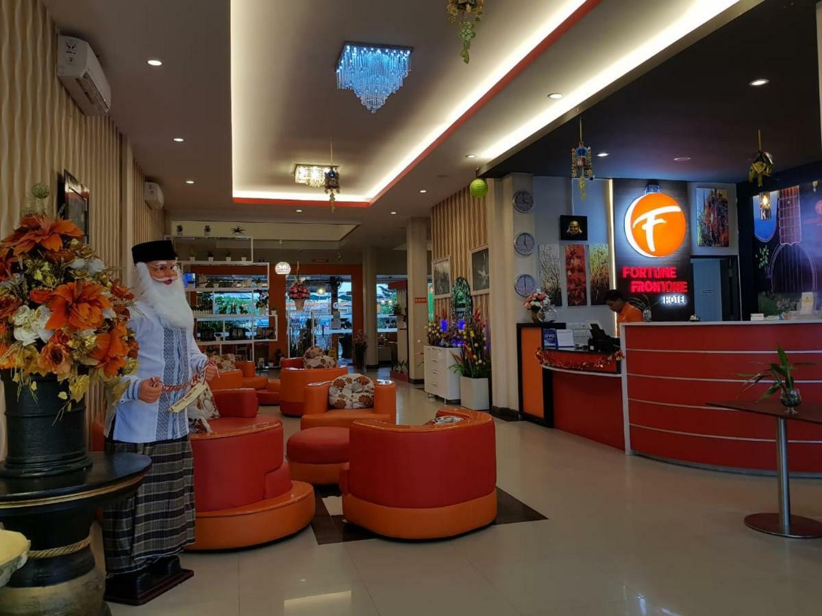 Fortune Front One Hotel Kendari Buitenkant foto