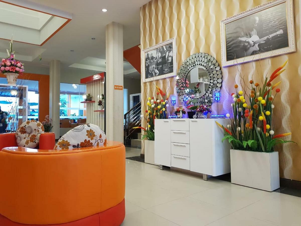 Fortune Front One Hotel Kendari Buitenkant foto