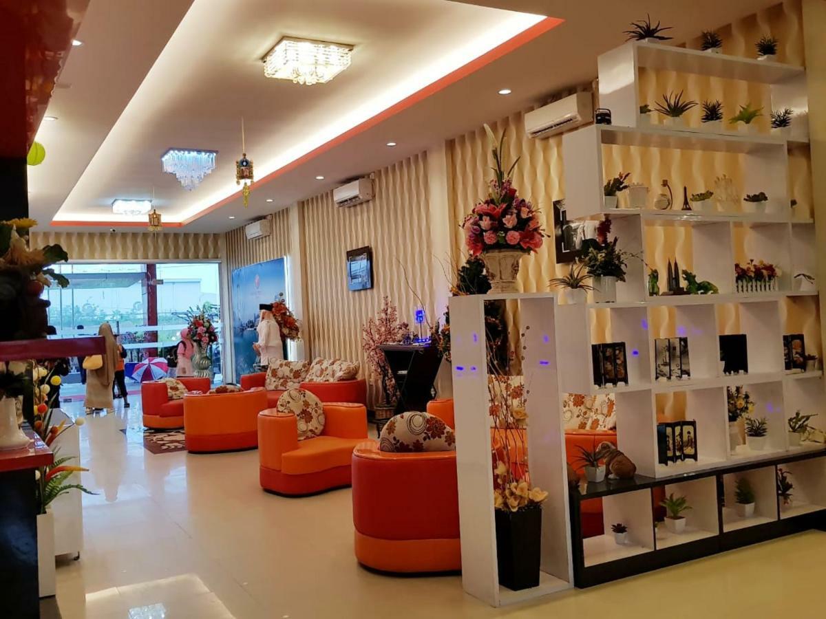 Fortune Front One Hotel Kendari Buitenkant foto