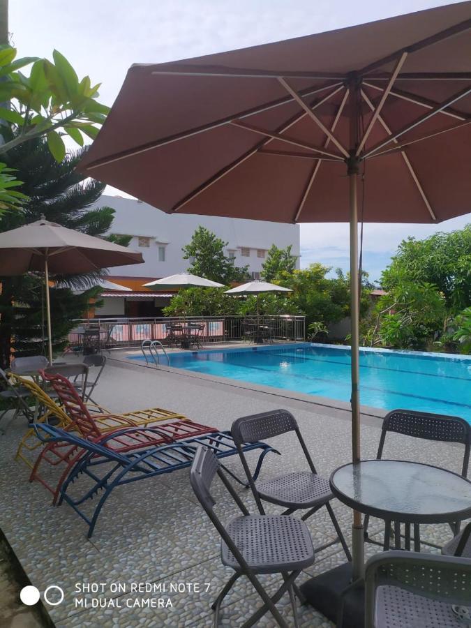 Fortune Front One Hotel Kendari Buitenkant foto