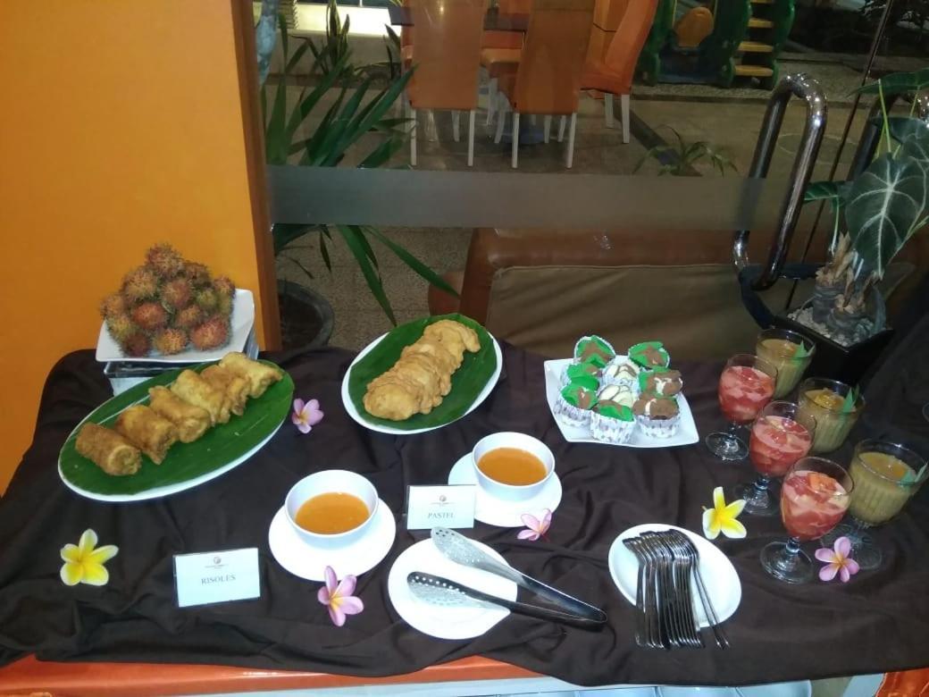 Fortune Front One Hotel Kendari Buitenkant foto